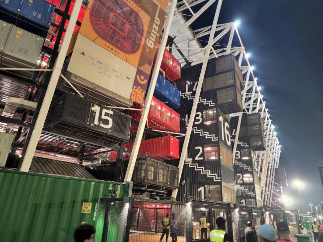 “Estádio de Lego”: o 974 foi erguido com contêineres encaixados