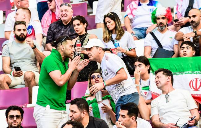 Torcedores do Irã discutem no estádio Torcedores do Irã discutem no estádio