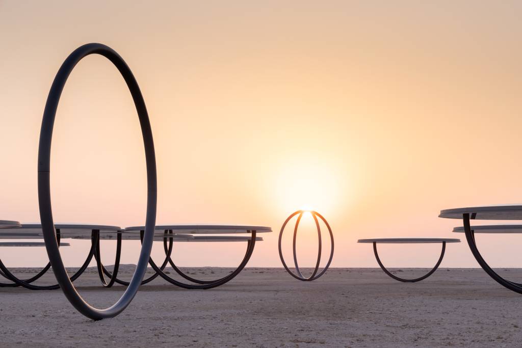 shadows-travelling-on-the-sea-of-the-day-2022-2 .