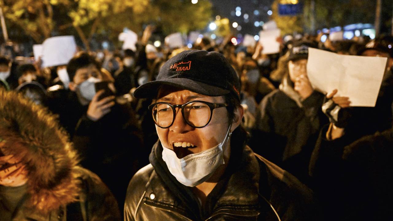 MENSAGEM - Papel em branco: a censura não impede os protestos -