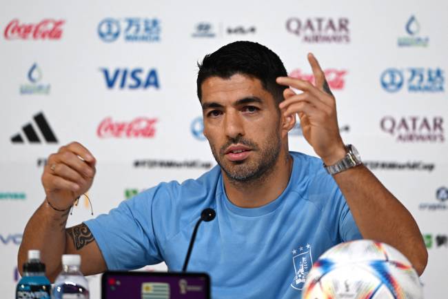 FBL-WC-2022-PRESSER-URU Uruguay's forward #09 Luis Suarez gives a press conference at the Qatar National Convention Center (QNCC) in Doha on December 1, 2022, on the eve of the Qatar 2022 World Cup football match between Ghana and Uruguay. (Photo by Pablo PORCIUNCULA / AFP)