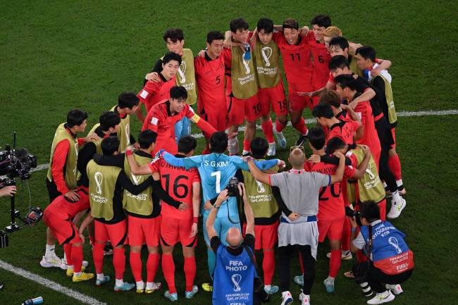 FBL-WC-2022-MATCH46-KOR-POR Coreanos reunidos acompanham os minutos finais de Uruguai e Gana -
