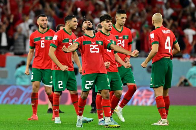 FBL-WC-2022-MATCH55-MAR-ESP Jogadores de Marrocos fazem festa com defesas de Bono -