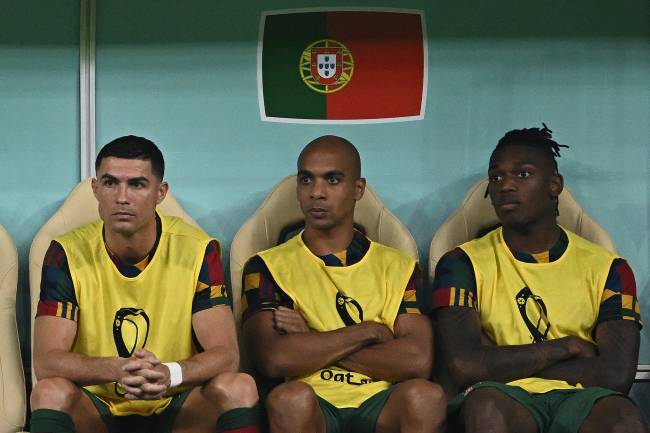 Cristiano Ronaldo LUIZ No banco, ao lado de João Mario e Rafael Leão -