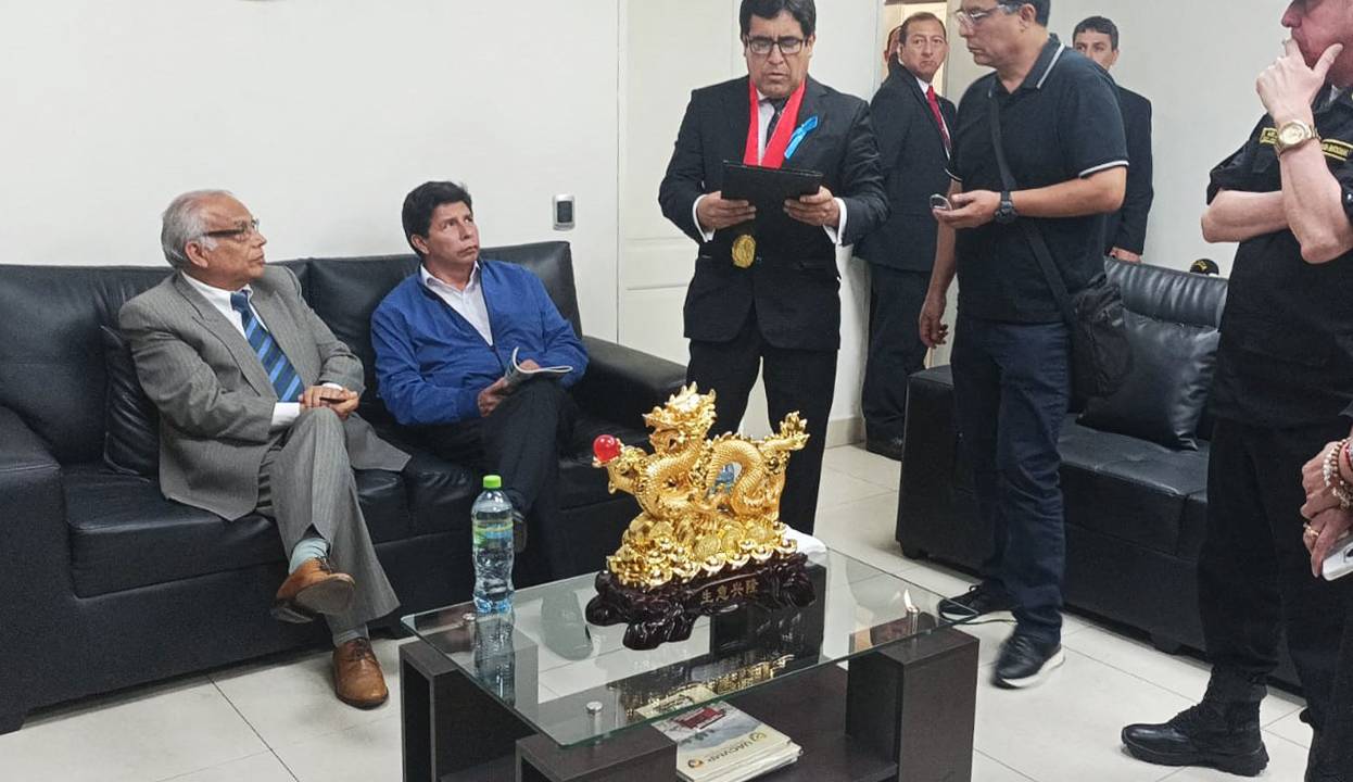 This handout picture released by Administracion de Justicia Peruana (Peru's Justice Administration) shows impeached President Pedro Castillo (2-L) speaking with Peruvian prosecutors (R) after the Congress voted his impeachment, in Lima, on December 7, 2022. (Photo by Administracion de Justicia Peruana / AFP) / RESTRICTED TO EDITORIAL USE - MANDATORY CREDIT "AFP PHOTO / ADMINISTRACION DE JUSTICIA PERUANA" - NO MARKETING NO ADVERTISING CAMPAIGNS - DISTRIBUTED AS A SERVICE TO CLIENTS