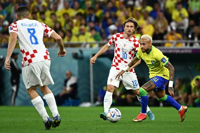 Neymar Croacia Neymar é vigiado de perto pela marcação croata -