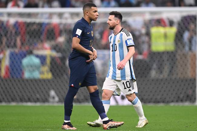 FBL-WC-2022-MATCH64-ARG-FRA Messi e Mbappé em raro encontro durante a partida -