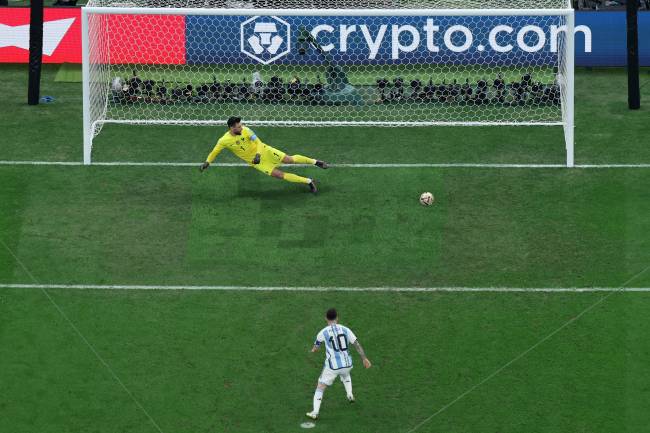 FBL-WC-2022-MATCH64-ARG-FRA Messi deslocou Lloris sem dificuldades no pênalti para abrir o placar para os argentinos -
