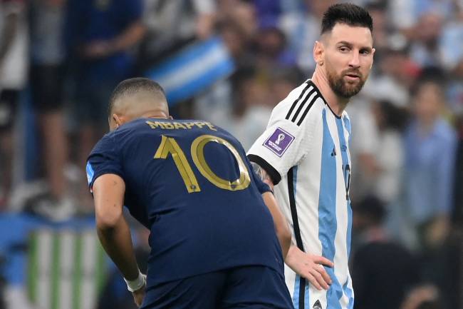 FBL-WC-2022-MATCH64-ARG-FRA Messi, autor de dois gols na decisão, olha para Mbappé, responsável por outros três. Noite mágica dos craques no Lusail -
