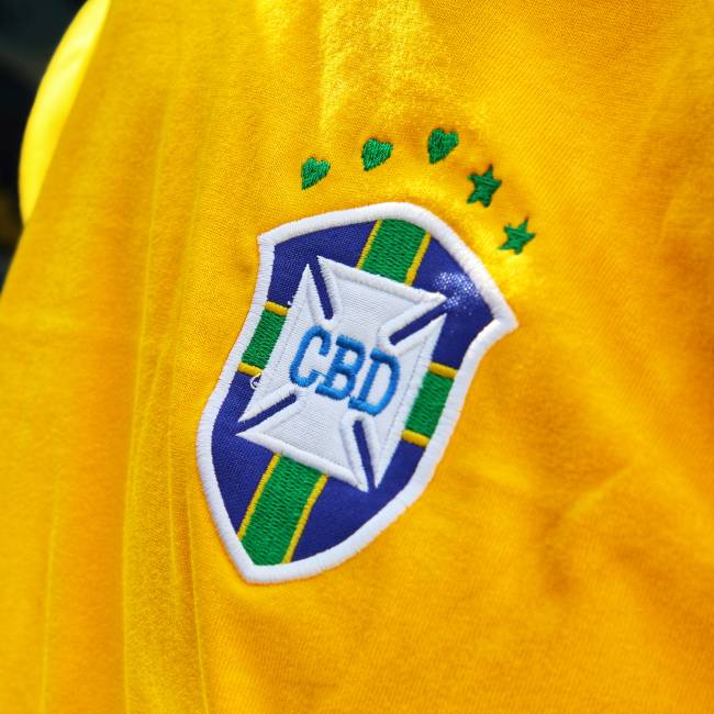 Camisa com três corações nos lugares das estrelas, proposta pela Conmebol Camisa com três corações nos lugares das estrelas, proposta pela Conmebol