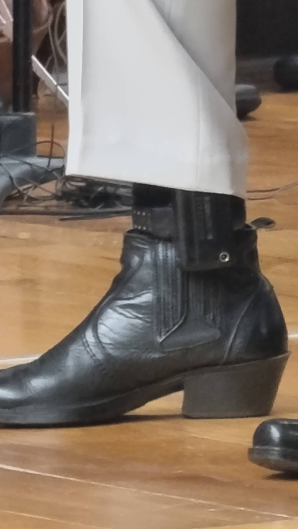 20221219_175217 Detalhe da tornozeleira eletrônica usada por Zé Trovão durante a cerimônia em que foi diplomado deputado federal eleito por Santa Catarina, nesta segunda, na Alesc.