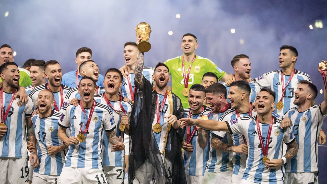 GLÓRIA ETERNA - O craque com o manto oferecido pelo emir e a taça dos campeões: “Qué mirás, bobo? Andá p’allá!” -