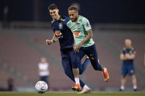 Neymar, observado pelo auxiliar Matheus Bachi: craque está de volta ao time Neymar, observado pelo auxiliar Matheus Bachi: craque está de volta ao time