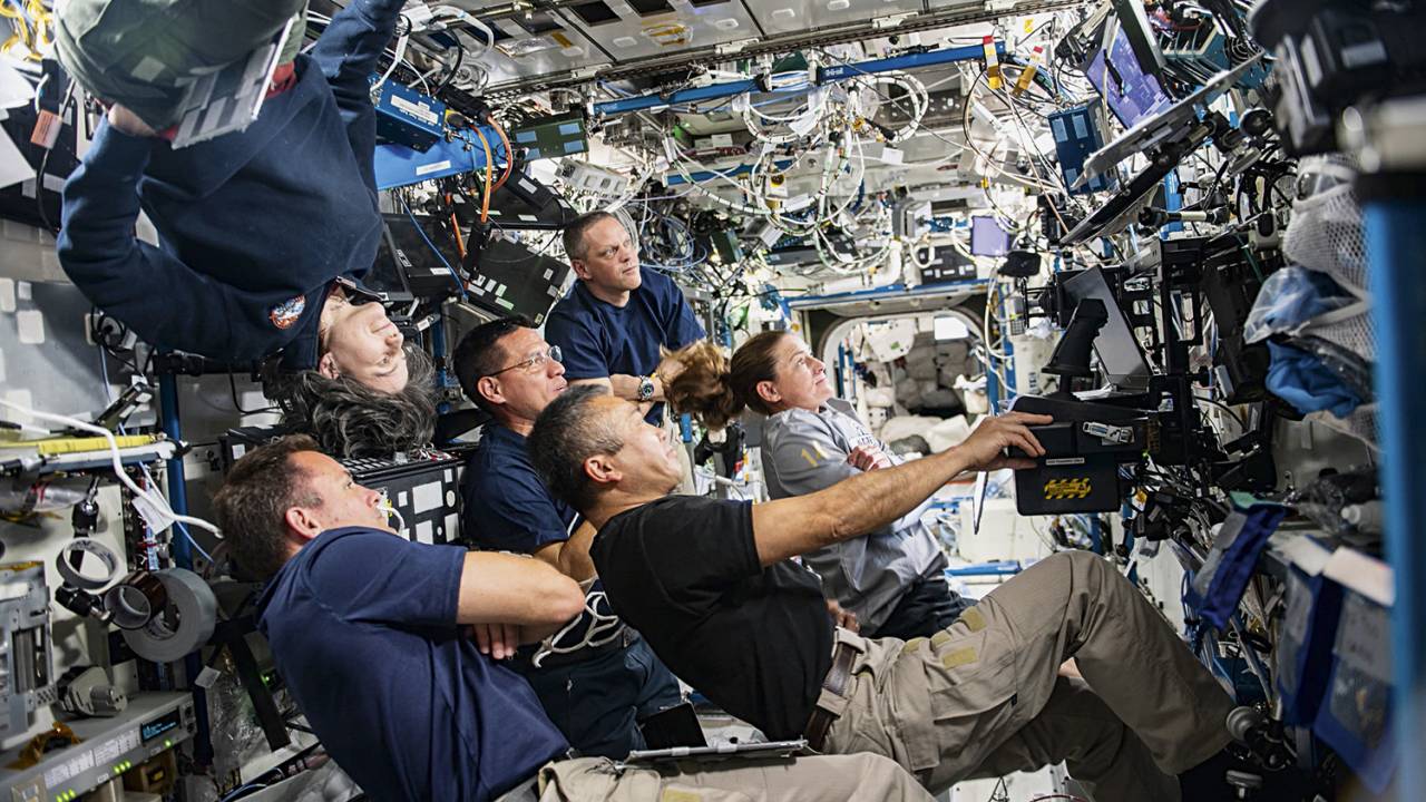 LONGE DE CASA - Tripulantes da Expedição 68, lançada em setembro: a equipe ficará seis meses em estação espacial -