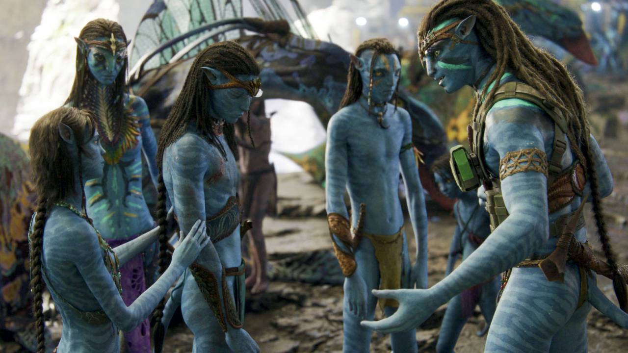 NOVA GERAÇÃO - No centro, Neteyam (Jamie Flatters) e Lo’ak (Britain Dalton), filhos mais velhos do casal Jake Sully e Neytiri (Sam Worthington e Zoe Saldana): os jovens atores dão novo fôlego à produção e servem como chamariz para uma geração que engatinhava quando o primeiro Avatar foi lançado, em 2009 -