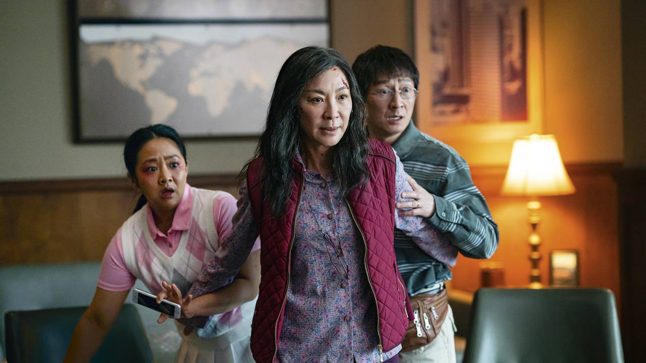 FAMÍLIA INCOMUM - Tudo em Todo o Lugar: um filme que viaja por realidades paralelas -