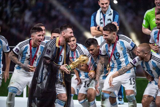 Leo Messi e seus companheiros ao receberem a taça da Copa do Mundo - Leo Messi e seus companheiros ao receberem a taça da Copa do Mundo -
