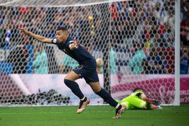 Mbappé ao marcar o gol de empate no tempo normal da partida - Mbappé ao marcar o gol de empate no tempo normal da partida -