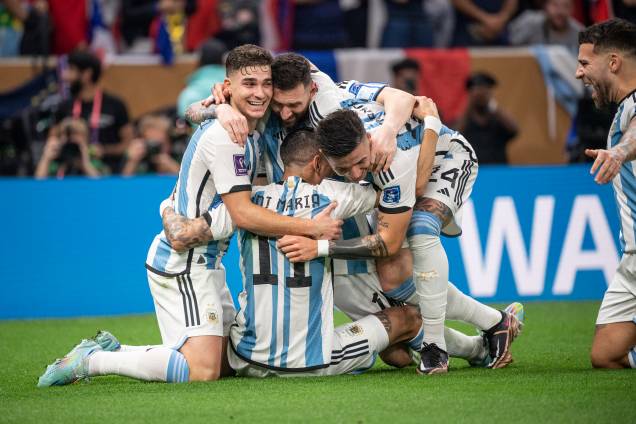 Jogadores comemorando com Di Maria o segundo gol da Argentina no jogo - Jogadores comemorando com Di Maria o segundo gol da Argentina no jogo -
