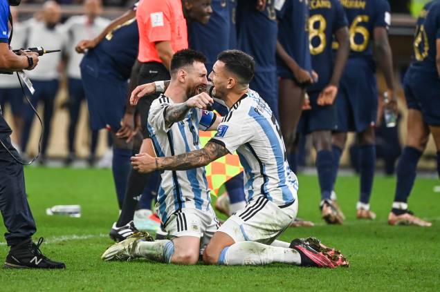 Messi e Leandro Paredes se abraçando no momento em que a Argentina se sagrou campeã mundial nos pênaltis - Messi e Leandro Paredes se abraçando no momento em que a Argentina se sagrou campeã mundial nos pênaltis -