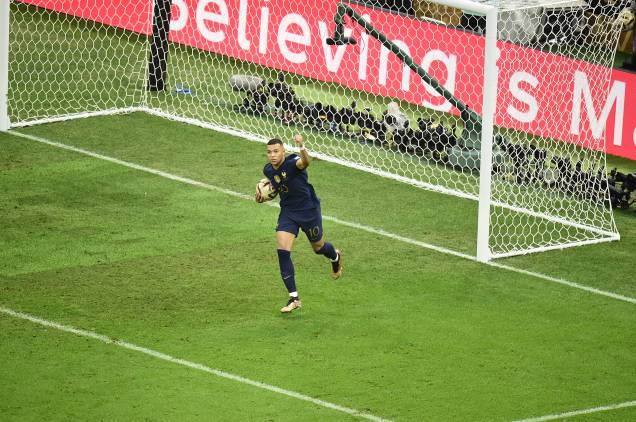 Mbappé ao marcar o primeiro gol da França no jogo - Mbappé ao marcar o primeiro gol da França no jogo -
