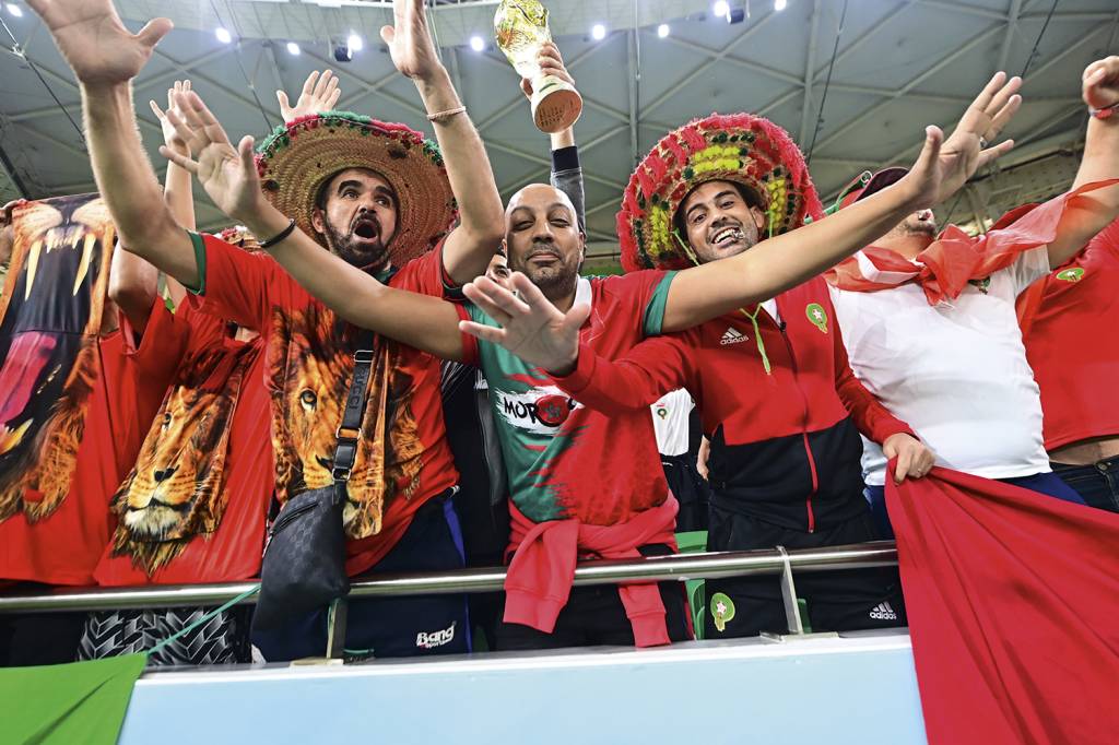 BAT_2192.JPG IRMÃOS DE FÉ - Fiéis do Marrocos: ímã do nacionalismo árabe e do islamismo -
