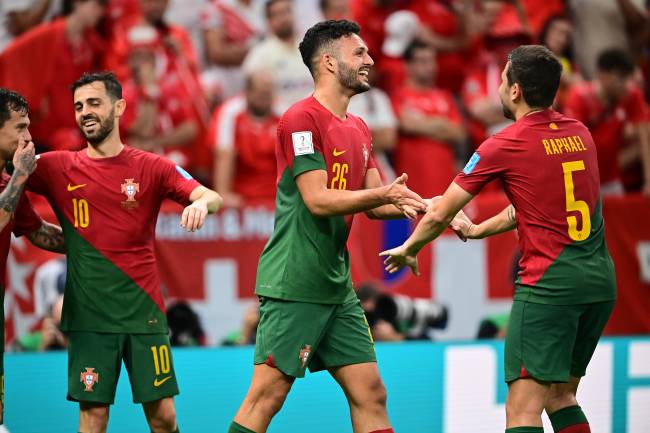 Gonçalo Ramos Gonçalo Ramos cumprimenta os companheiros em um dos três gols diante dos suíços -