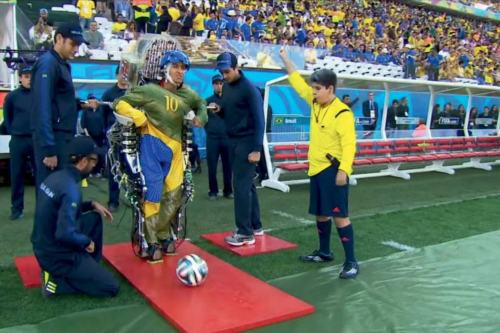 COPA MUNDO 2014 – EXOESQUELETO-VIDEO 1.jpg COPA DE 2014 - Exoesqueleto de Miguel Nicolelis: acionado pelo poder da mente -