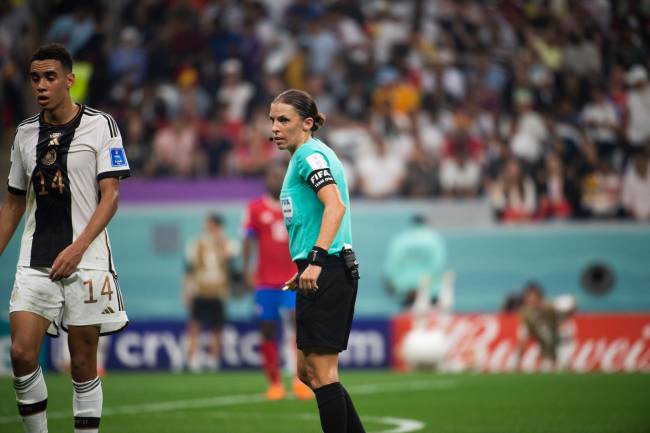 Stephanie Frappart liderou o trio de arbitragem feminino em Alemanha e Costa Rica -