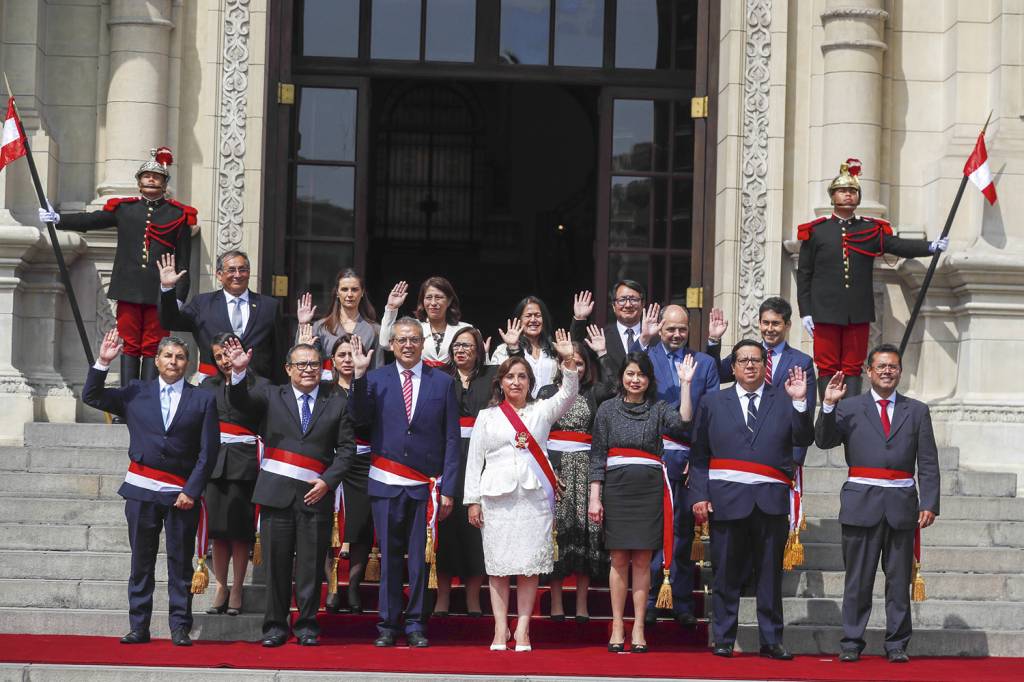 DINA-BOLUARTE-POSSE-2022-091.jpg NOVO GOVERNO - Boularte com seus ministros: até quando será que ela dura? -