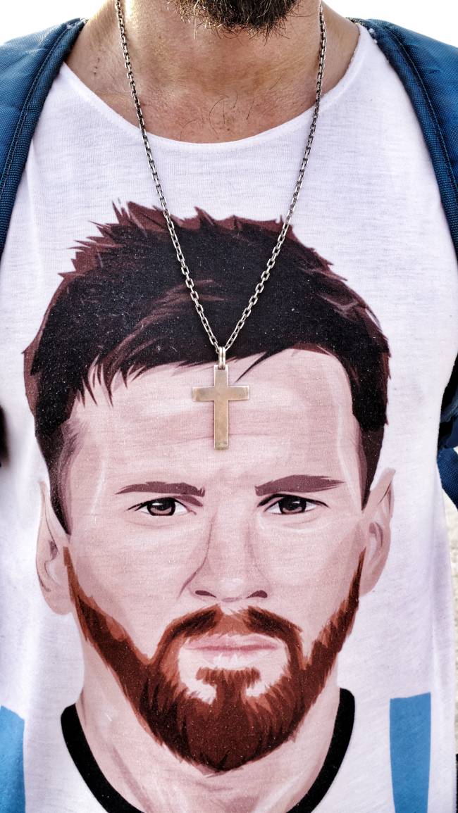 Fé e idolatria a Messi declaradas com o orgulho até na camisa dos argentinos -