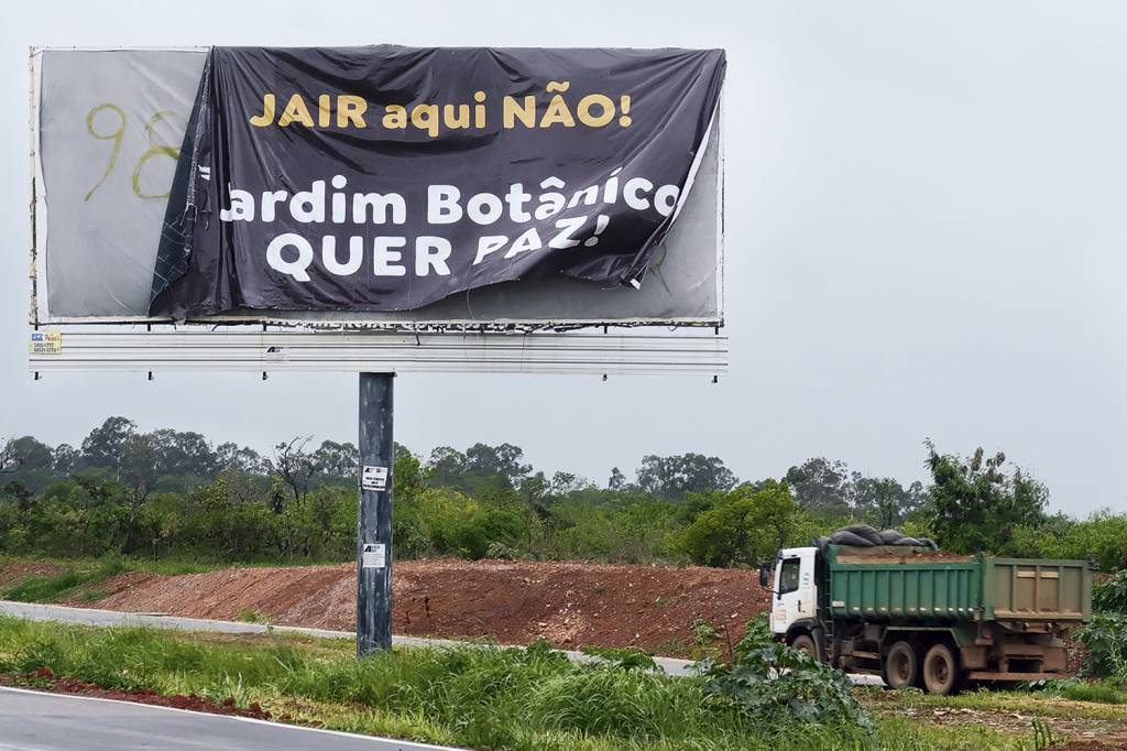 DSCF1357.jpg PROTESTO - Outdoor: horas depois de instalada, a peça foi rasgada por bolsonaristas -
