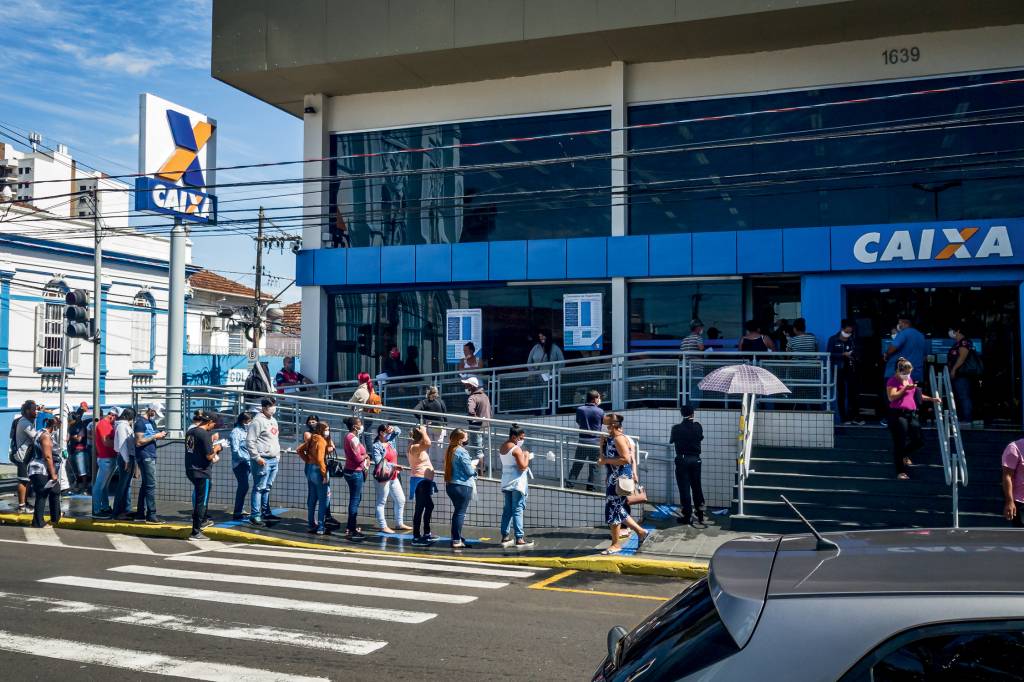Bank Queues During The Covid-19 Pandemic In Brazil SEM FOCO - Fila para pagar o Auxílio Brasil: multiplicação de beneficiados -