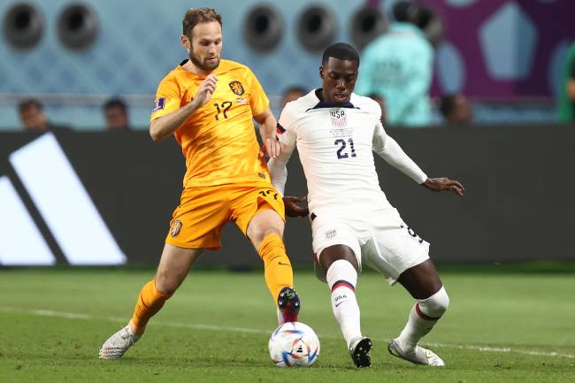 Netherlands v USA: Round of 16 – FIFA World Cup Qatar 2022 Daley Blind e Timothy Weah travam duelo no meio-campo -