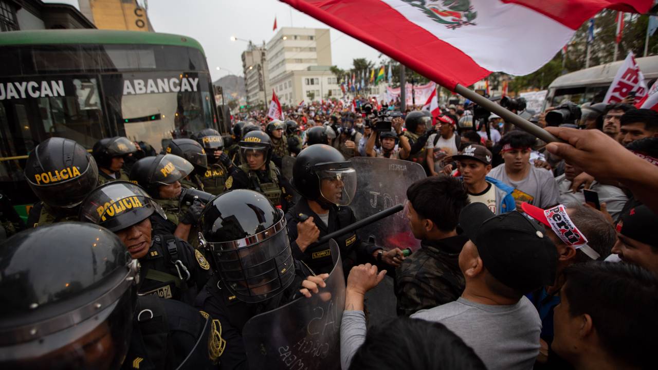 Manifestantes entram em confronto com a polícia durante um protesto, em Lima, no Peru. 11/12/2022
