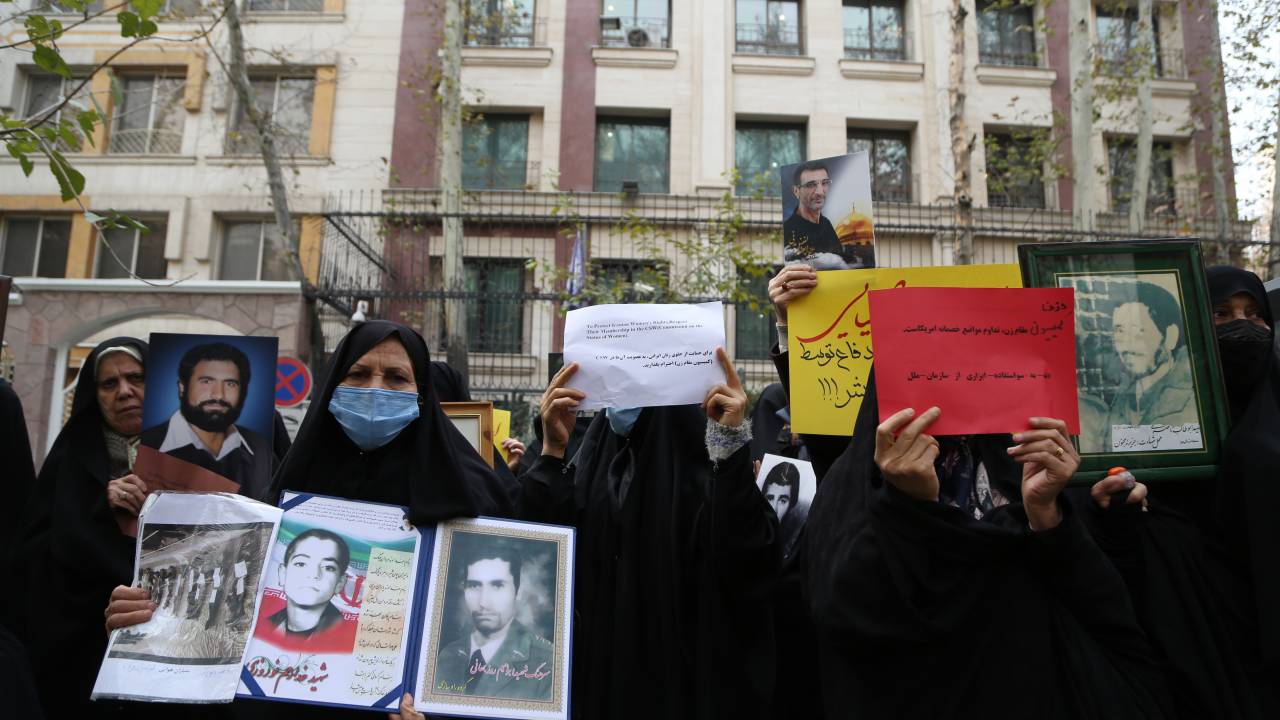 Mulheres iranianas se reúnem durante um protesto do lado de fora da sede da missão das Nações Unidas enquanto entoam slogans em apoio aos direitos das mulheres antes da votação para expulsar o Irã da Comissão da ONU sobre o Status da Mulher , em Teerã, no Irã. 13/12/2022