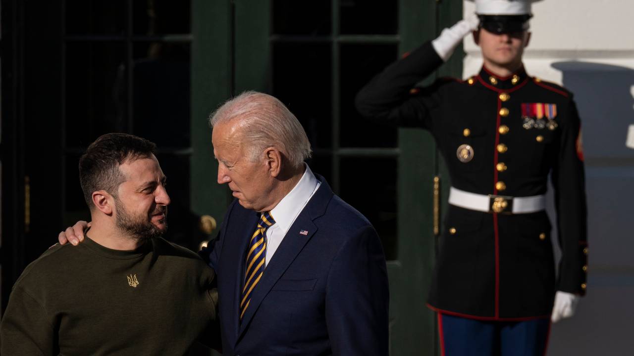 WASHINGTON, DC - DECEMBER 21: U.S. President Joe Biden (R) welcomes President of Ukraine Volodymyr Zelensky to the White House on December 21, 2022 in Washington, DC. Zelensky is meeting with President Biden on his first known trip outside of Ukraine since the Russian invasion began, and the two leaders are expected to discuss continuing military aid. Zelensky will reportedly address a joint meeting of Congress in the evening. (Photo by Drew Angerer/Getty Images)