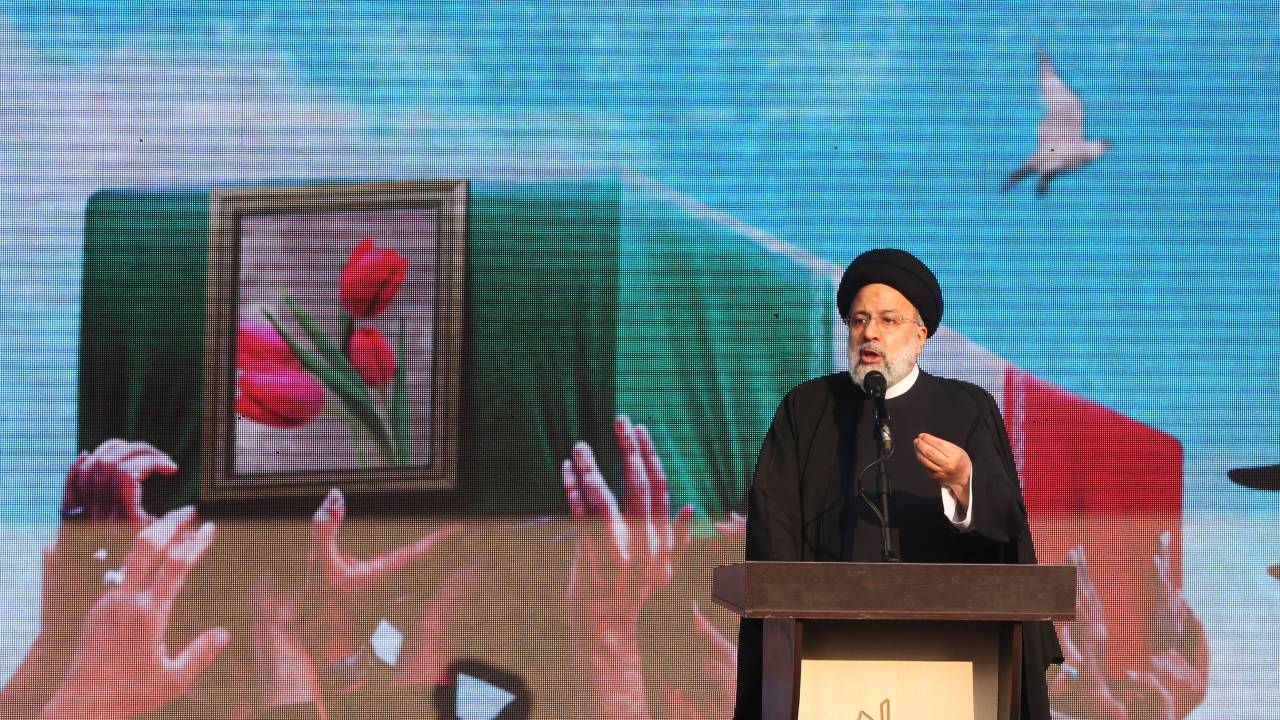 TEERÃ, IRÃ - 27 DE DEZEMBRO: O presidente do Irã, Ebrahim Raisi, se dirige à multidão após uma procissão fúnebre carregando os restos mortais de 200 soldados iranianos recuperados de antigos campos de batalha da guerra Irã-Iraque (1980-1988) fora da Universidade de Teerã em 27 de dezembro de 2022 em Teerã, Irã