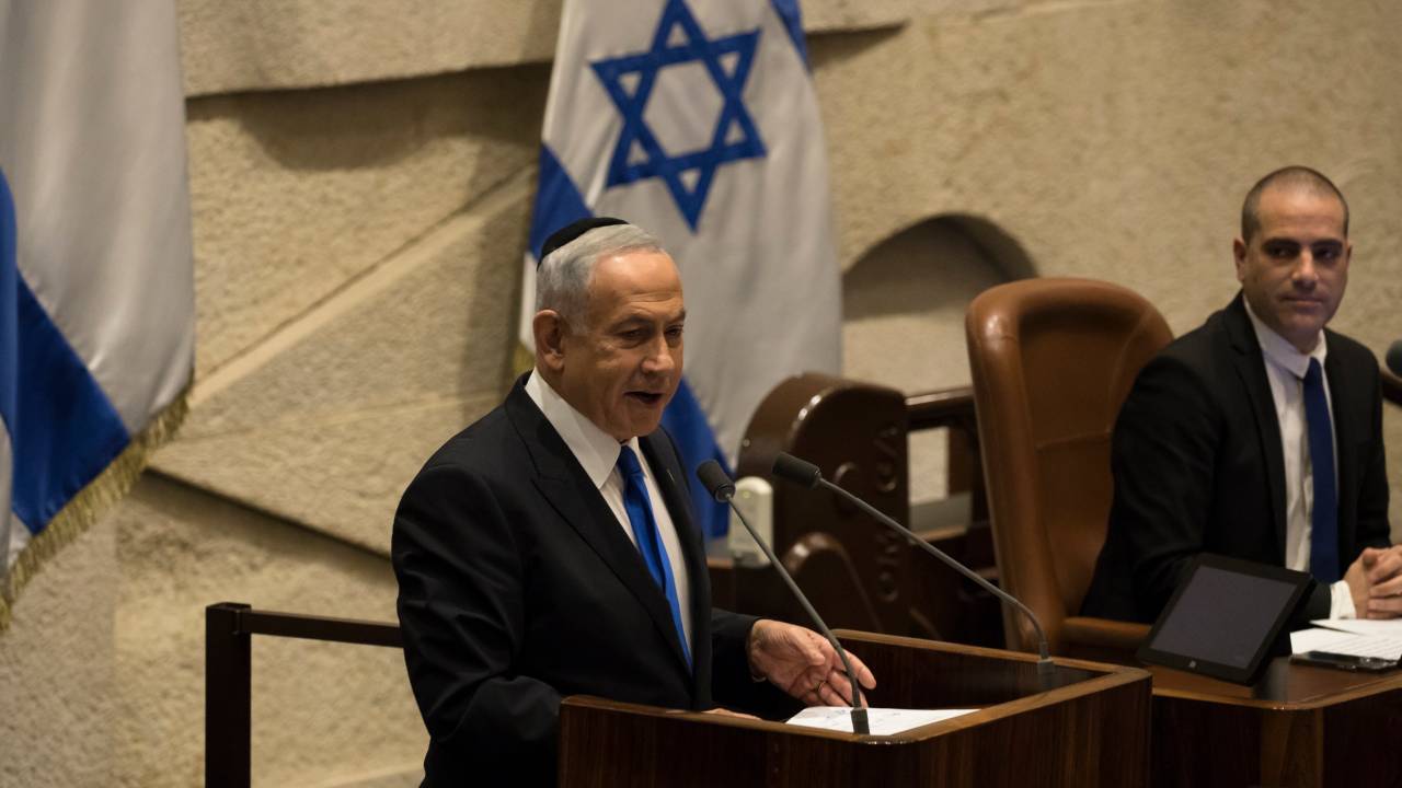 ISRAEL - 29 DE DEZEMBRO: O ex-primeiro-ministro israelense designado Benjamin Netanyahu fala no parlamento israelense durante um novo governo empossado em discussão no parlamento israelense em 29 de dezembro de 2022 em Jerusalém, Israel. O conservador Benjamin Netanyahu e um bloco de partidos nacionalistas e religiosos obtiveram uma clara vitória eleitoral no mês passado e serão empossados como governo no Knesset hoje. Isso completa o retorno político de Netenyahu com um sexto mandato recorde