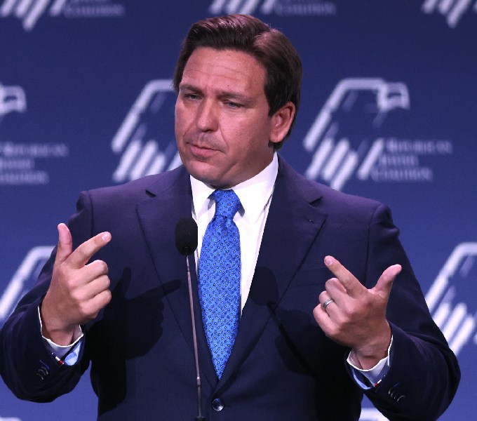 ‘Vocês não têm direito de vir aos EUA’, diz DeSantis a brasileiros