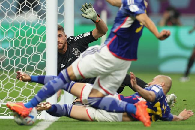 Saiu? O polêmico lance do gol do Japão sobre a Espanha Saiu? O polêmico lance do gol do Japão sobre a Espanha