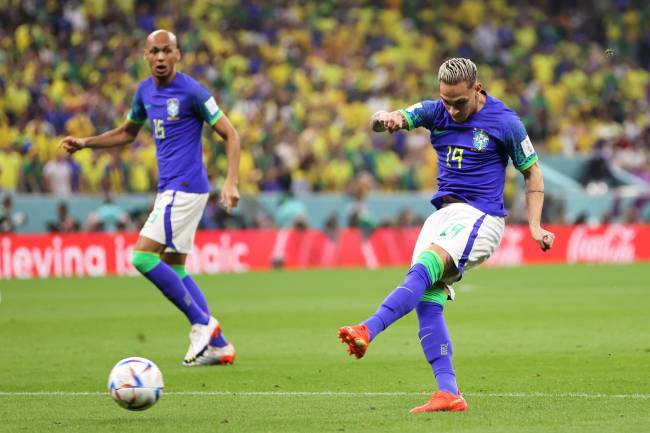 Cameroon v Brazil: Group G – FIFA World Cup Qatar 2022 Titular, Antony tenta finalização -