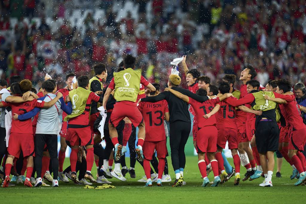 GettyImages-1446324663.jpg FESTA - Os coreanos, depois de saberem pelo celular que o Uruguai, em jogo simultâneo, não tinha goleado: bom formato -
