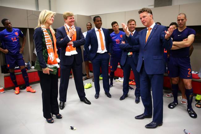 Rainha Máxima e o rei Guilherme Alexandre com Van Gaal, no vestiário do Beira-Rio, em 2014 Rainha Máxima e o rei Guilherme Alexandre com Van Gaal, no vestiário do Beira-Rio, em 2014