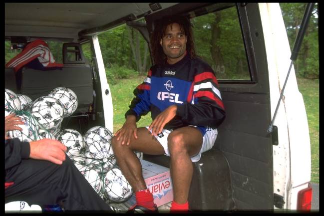 Karembeu, em Clairefontaine, durante a preparação para a Copa de 1998 Karembeu, em Clairefontaine, durante a preparação para a Copa de 1998