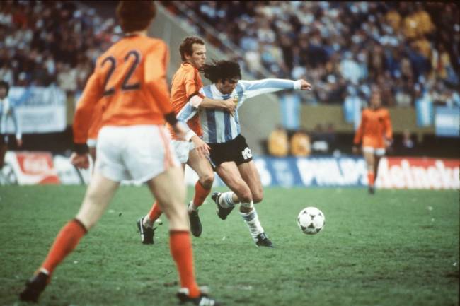 GettyImages-650079848 Mario Kempes fez dois gols na final contra a Holanda na Copa de 1978 -