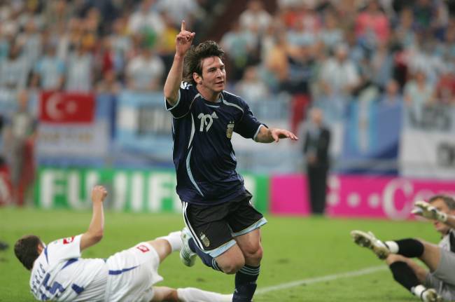 Argentina v Serbia And Montenegro Messi, aos 18 anos, comemorando seu primeiro gol em Copas -