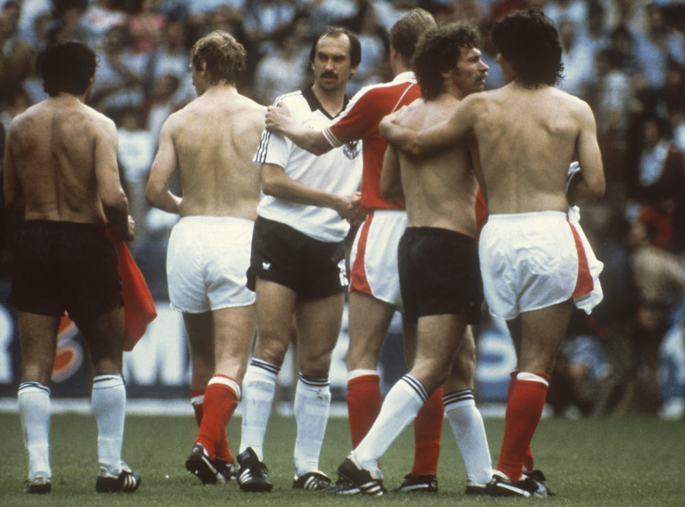 GettyImages-989836170.jpg FARSA - Alemanha e Áustria entraram em campo, em 1982, sabendo do placar de que precisavam: infame corpo mole -