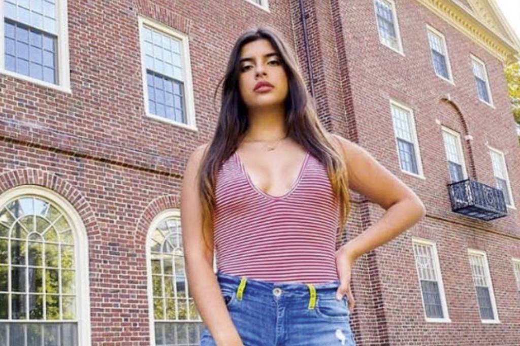 LETICIA-MAIA-PERSONAGEM-11b.jpg ENREDADA NO ESQUEMA - A família de Letícia Maia, 21 anos, foi a primeira a ir à internet denunciar o sumiço da jovem depois de ir para os Estados Unidos a convite de Katiuscia. “Ela fez uma lavagem cerebral na minha filha”, diz a mãe, Elenize -