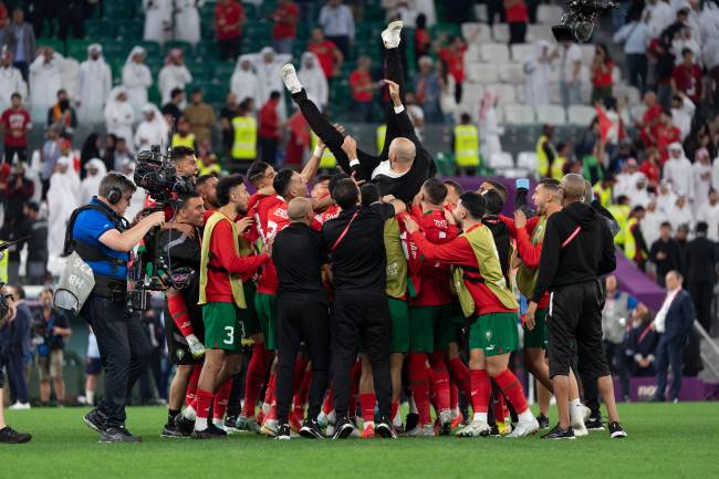 MARROCOS_ESPANHA14 A história foi feita no Catar: festa dos jogadores marroquinos no gramado do Education City -